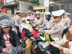 Polisi Menyapa : Operasi Patuh Semeru 2025 Polres Jember Sebar Brosur Edukasi Tertib Lalin Bagi Pengguna Jalan