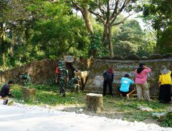 Jalankan Program Unggulan KASAD, Satgas TMMD 125 Bojonegoro bersih-bersih Lingkungan Sumber Air