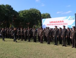 Pimpin Upacara Hari Bhayangkara, Kapolres Pamekasan Berikan Penghargaan Satya Lencana Kesetiaan dan Berprestasi