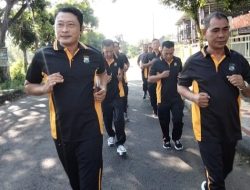 Jum’at Sehat, Kapolsek Kenduruan Polres Tuban Gelar Olahraga Bersama Anggotanya