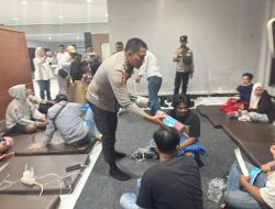 Polresta Banyuwangi dan ASDP Beri Puluhan Selimut dan Matras di Posko Ketapang untuk Keluarga Korban KMP Tunu Pratama