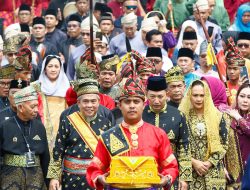 Kapolri Terima Anugerah Adat Ingatan Budi dari LAM Riau: Simbol Kehormatan, Amanah Moral, dan Komitmen Kebangsaan