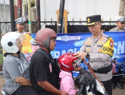 Hari Pertama Operasi Patuh Semeru 2025 Polres Trenggalek Bagi – bagi Helm Gratis