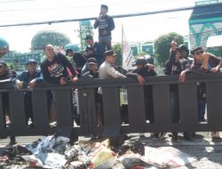 Aliansi Madura Indonesia Timbun Sampah di Depan DPRD Jatim: Protes Keras terhadap Lemahnya Penegakan Hukum dan Kinerja Komisi A