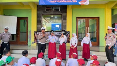 Operasi Patuh Semeru 2025, Polres Mojokerto Edukasi Pelajar Tertib Lalin dan Berbagi Helm Gtatis