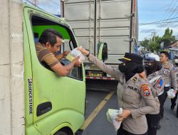 Polresta Banyuwangi Berbagi Mamiri Kepada Pengguna Jalan yang Terjebak Kepadatan Pelabuhan Ketapan
