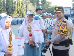 Dekat dan Bersahabat, Polisi Blusukan ke Sekolah Edukasi Tertib Lalin dan Berbagi Hadiah untuk Pelajar di Nganjuk