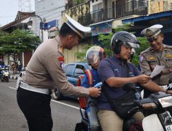 Polres Ponorogo Sampaikan Pesan dan Cinderamata kepada Pengendara di Penghujung Operasi Patuh Semeru 2025