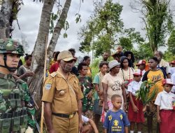 Satgas Yonif 126/KC Bantu Pemakaman Guru Honorer Inspiratif di Kombut