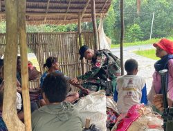 Satgas Yonif 126/KC Sapa Warga Kampung Maju: Gelar Pengobatan Keliling dan Kenali Budaya Mengunyah Pinang