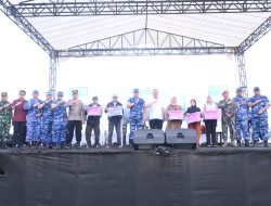 Danlanud Sultan Hasanuddin Bersama Bupati Pinrang Berikan Bantuan Sembako dan Tinjau Sunatan Massal Pada Festival Dirgantara Bumi Lasinrang 2025