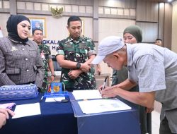 Kadislog Lanud Sultan Hasanuddin Menyaksikan Penandatanganan Pelepasan Hak Tanah Pengganti Aset TNI AU Becakayu