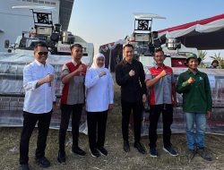 Dorong Produktivitas dan Pemerataan, Gubernur Jatim Serahkan 15 Unit Alsintan Ke Petani Tuban