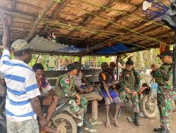 Menjalin Kedekatan, Satgas Yonif 312/KH Anjangsana ke Kampung Rawabiru