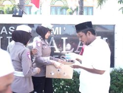 Srikandi Giri Satlantas Polres Gresik Hadir di Tengah Masyarakat, Jaga Keamanan dan Berbagi Berkah Jumat