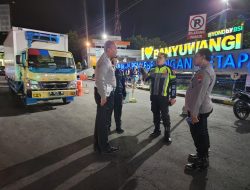 Libatkan Personel Gabungan,Kapolresta Banyuwangi Turun Langsung Pimpin Urai Kepadatan di Pelabuhan Ketapang