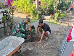 Pasang Bendera Dan Kerja Bhakti, Babinsa Dan Warga Gandusari Sambut HUT RI Ke 80