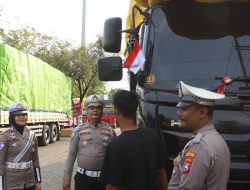 Tanamkan Cinta Tanah Air Polres Pelabuhan Tanjungperak Ajak Kibarkan Bendera Merah Putih Sambut Hari Kemerdekaan RI ke – 80
