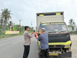 “Polsek Katibung Bagikan Bendera Merah Putih kepada Pengguna Jalan, Wujudkan Semangat Nasionalisme Menjelang HUT RI ke-80”