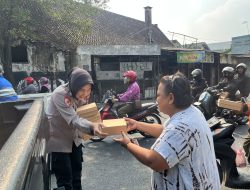 Polwan Polres Pasuruan Berbagi Nasi Kotak dalam Giat Rutin “Jumat Berkah”