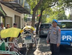 Polisi Peduli : Patroli Dialogis Polresta Banyuwangi Sambil Berbagi Nasi Untuk Abang Becak