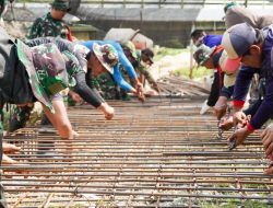 Bersama Warga, Satgas TMMD 125 Bojonegoro Kebut Pengerjaan Rehabilitasi Check Dam