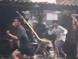 Aksi Sekelompok Gangster Bersenjata Tajam Hingga Melemparkan Batu Bikin Resah Warga di Jalan Raya Tenggumung Baru