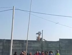 HUT RI Ke 80, Para Petani Dusun Pakis Kibarkan Bendera Merah Putih di Tengah Sawah