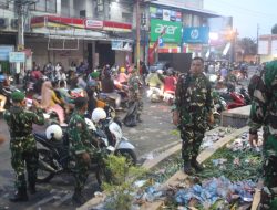 Aksi Mulia Pasca Demo, Anggota Kodim 0718/Pati Berjibaku Dengan Masyarakat Bersihkan Sampah