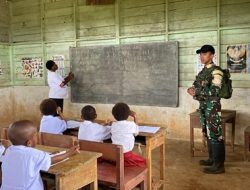 Prajurit TNI Jadi Pengajar Bantu Cerdaskan Anak-Anak di Kampung Upkim, Boven Digoel