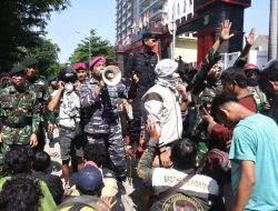 Redam Aksi Massa Prajurit TNI Laksanakan Aksi Humanis