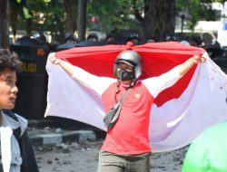 Prajurit TNI Bersama Masyarakat Gotong Royong Bersihkan Sisa Aksi Massa dan Evakuasi Kendaraan Terbakar