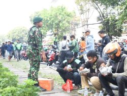 Ditengah Aksi Massa, TNI Hadir Mengedepankan Semangat Persatuan dan Kebersamaan