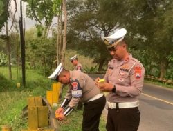 Satlantas Polres Blitar Pasang Stiker Reflektif di Tepi Jembatan Kalilegi, Cegah Kecelakaan Malam Hari