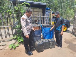 Polisi Tangani Kekeringan di Winongan Pasuruan Sulap Mobil Patroli Jadi Armada Air Bersih