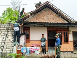 Babinsa Koramil 0813-01/Bojonegoro bantu Perbaiki Atap Rumah Warga