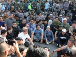 “Bupati Lampung Selatan Duduk Bersila Bersama Massa Aksi, Dengarkan Langsung Suara Rakyat dengan Sikap Humanis”