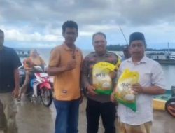 “Polisi Aipda Deni Meydinistira Berlayar ke Pulau Sebesi, Gelar Gerakan Pangan Murah Untuk Masyarakat”