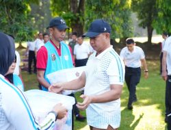 Panglima TNI Bagikan Ratusan Paket Sembako dan Lepas Ratusan Ekor Burung di Mabes TNI