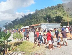 Enam Prajurit TNI Evakuasi Guru dan Warga di Tengah Kerusuhan Elelim