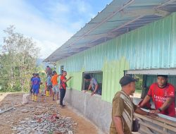 Semangat Gotong Royong, Satgas TMMD 126 Lanjutkan Pengecatan dan Pemasangan Keramik Gereja Advent