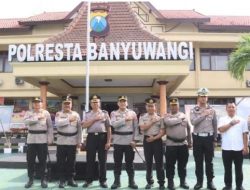 Dua Personel Polresta Banyuwangi Terima Kenaikan Pangkat Pengabdian, Kapolresta Tekankan Profesionalisme dan Pelayanan Prima