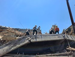 Tim SAR Brimob Polda Jatim Sisir Puing Bangunan Roboh di Ponpes Al Khoziny
