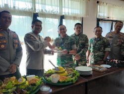 Polres Lampung Selatan Geruduk Kodim 0421, Kapolres AKBP Toni Kasmiri Serahkan Tumpeng di HUT TNI ke-80