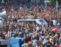 Rakyat Padati Jalan Kebesaran, Iringi Presiden Prabowo Menuju Upacara HUT ke-80 TNI