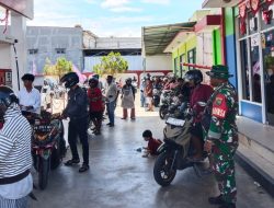 Bantu Kelancaran Operasional Saat Kelangkaan BBM, Babinsa Koramil 1710-02/Timika Bantu Tertibkan Antrian Di SPBU