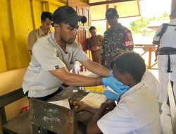 Peduli Kondisi Kesehatan Generasi Penerus Bangsa, Babinsa Koramil 1710-06/Agimuga Dampingi Nakes Pada Kegiatan Pemeriksaan Kesehatan Kepada Pelajar
