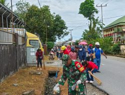 Mencegah Terjadinya Sumbatan Dan Genangan Air, Babinsa Koramil Timika Ajak Warga Bersihkan Saluran Drainase