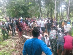 Di Tengah Kesibukan Membangun, Satgas TMMD Kodim 1505/Tidore Tetap Peduli Warga Berduka