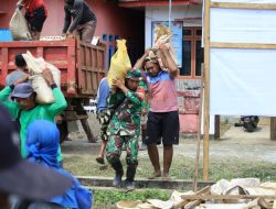 Satgas TMMD Kodim 1505/Tidore Bersama Warga Gotong Royong Ambil Material Pasir Untuk Pembangunan Lapangan Bola Voli